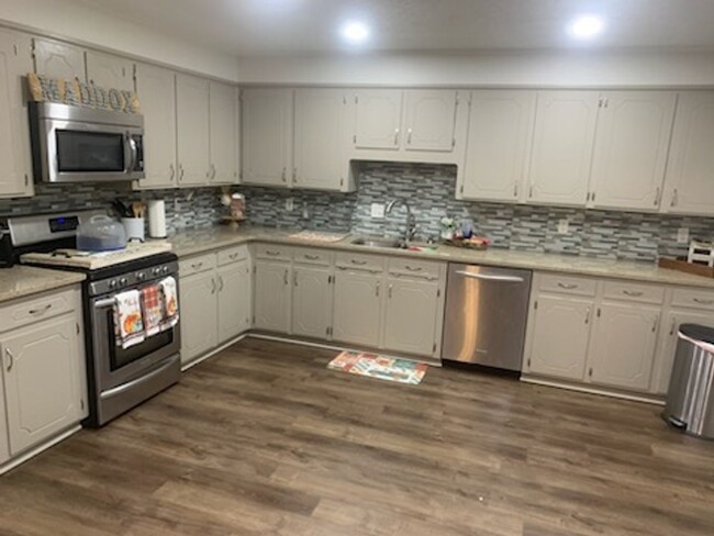 Building Photo - Large 4 bedroom, 2 bath home located in a ...
