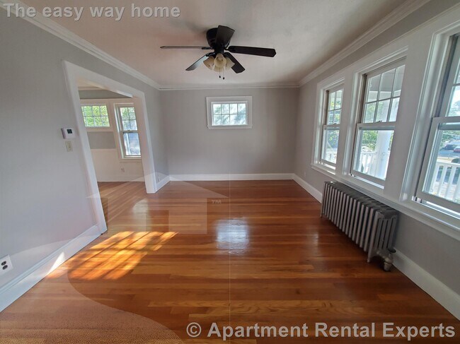 Building Photo - Melrose Center * On two floors * Garage * ...