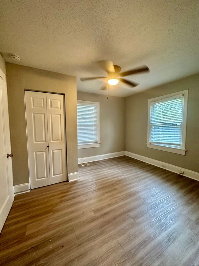 Building Photo - Move In Ready Home Close to Uptown bonus/3...