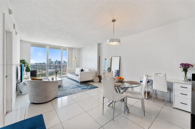 Building Photo - 1750 N Bayshore Dr