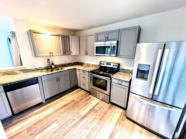 Building Photo - Annual UNfurnished renovated ground floor ...