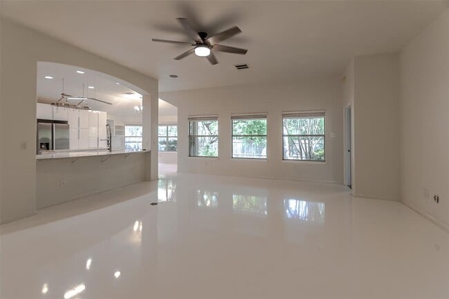 Building Photo - 2210 Zoa Dr