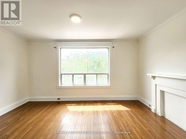 Photo du bâtiment - 832 St Clair Ave W