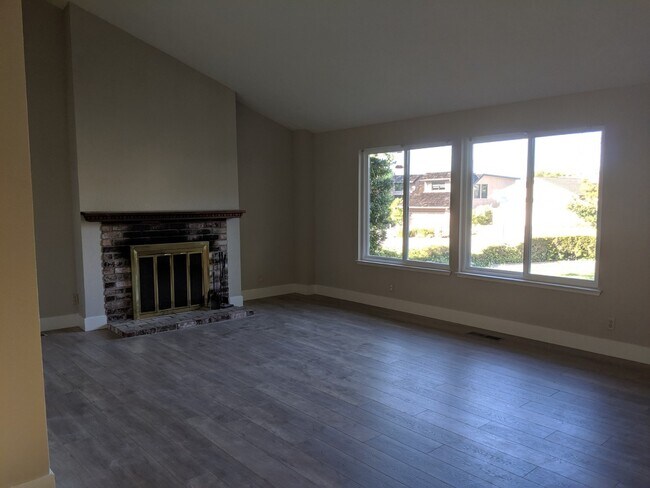Building Photo - Remodeled 4 Bed 2 Bath Beauty in Vintage H...