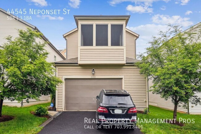Building Photo - Beautifully Updated and Maintained 5 Bedro...