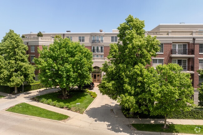 Les Maisons Condominium Association