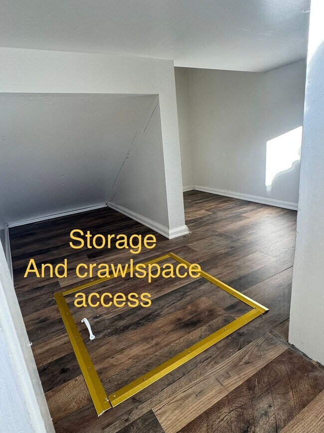 Building Photo - 481 1/2 Tracy Dr