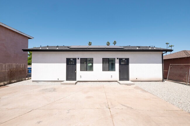 Foto del edificio - 3045 E 5th St