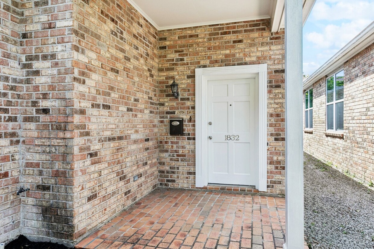 Uptown Rental: 2BR Duplex with Parking and Yard - Uptown Rental: 2BR Duplex with Parking and Yard