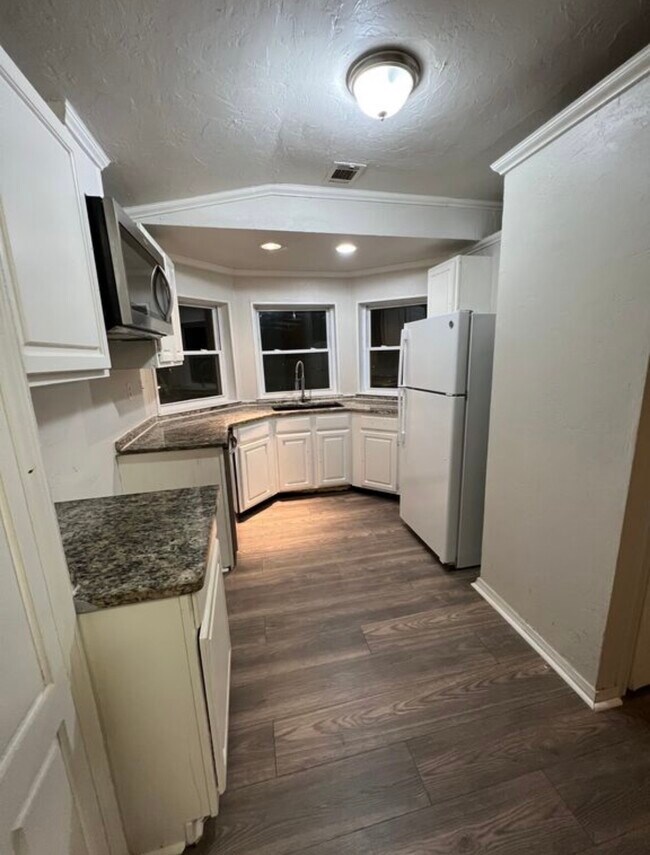 Building Photo - 12232 Woodland Hills Dr