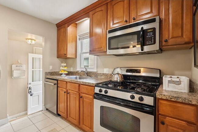 Building Photo - 446 Huntmere Dr