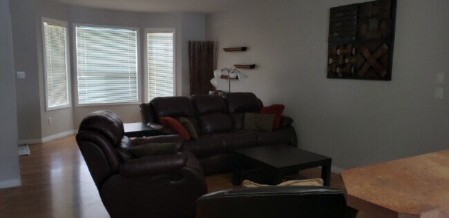 Photo du bâtiment - 3 Bed 2.5 Bath Unit in Red Deer, AB