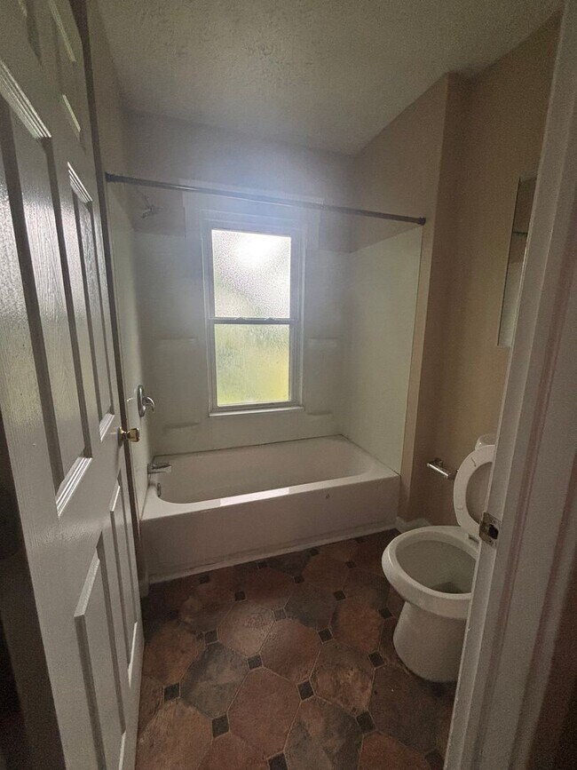 Foto del edificio - 4bd Side by Side Duplex Water/Sewer Included Cash Pay/Section 8