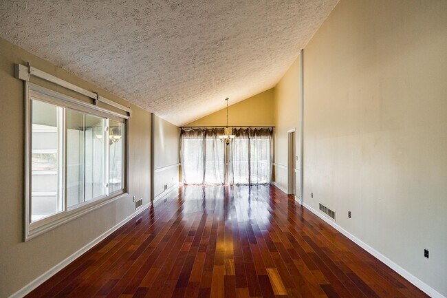 Building Photo - Available now! 4 bed 2.5 bath Ranch in Oco...