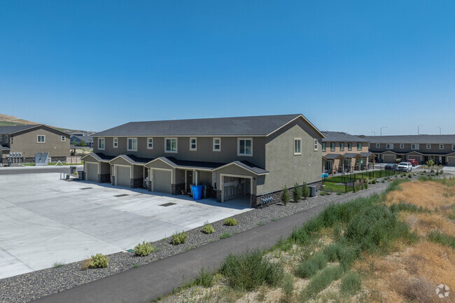 Foto del edificio - West Vine Townhomes