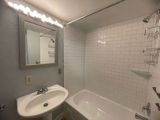 Foto del edificio - Updated 2 bedroom house for rent in the South Side !