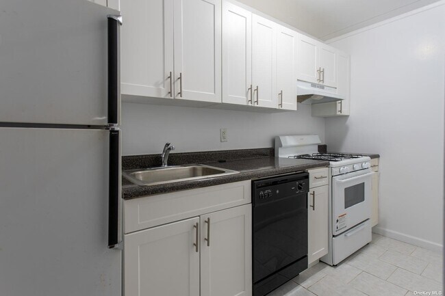 Foto del edificio - 100 Clinton Ave