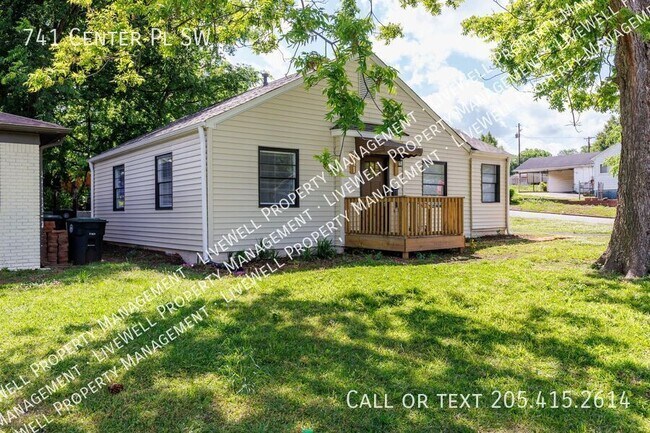 Foto del edificio - 741 Center Pl SW