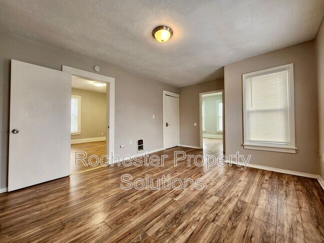 Foto del edificio - 163 Frost Ave