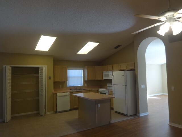 Foto del edificio - 219 White Marsh Cir