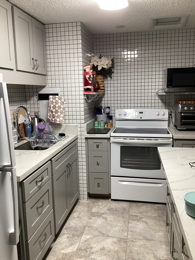 Building Photo - 666 Prospect St