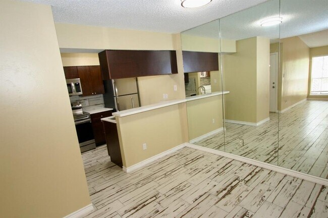 Foto del edificio - 17331 Red Oak Dr
