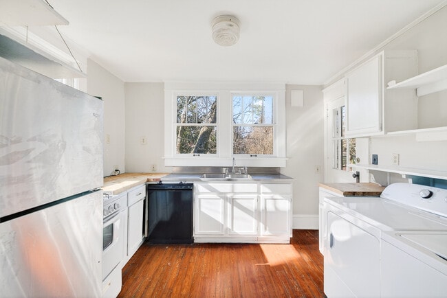 Building Photo - 300 Oxford Pl NE