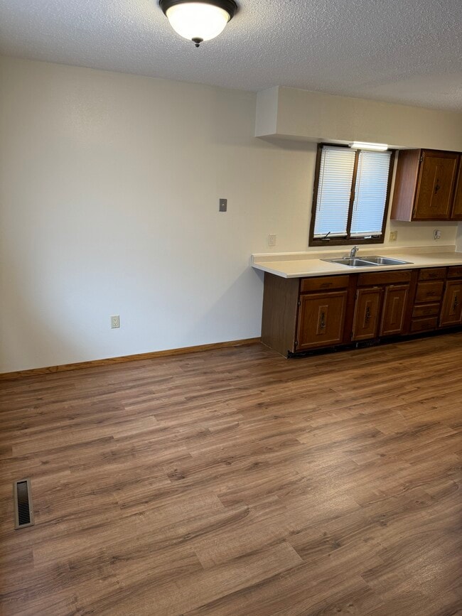 Building Photo - 1530 Sioux Ave