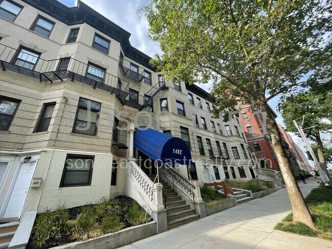 Building Photo - 1482 Beacon St