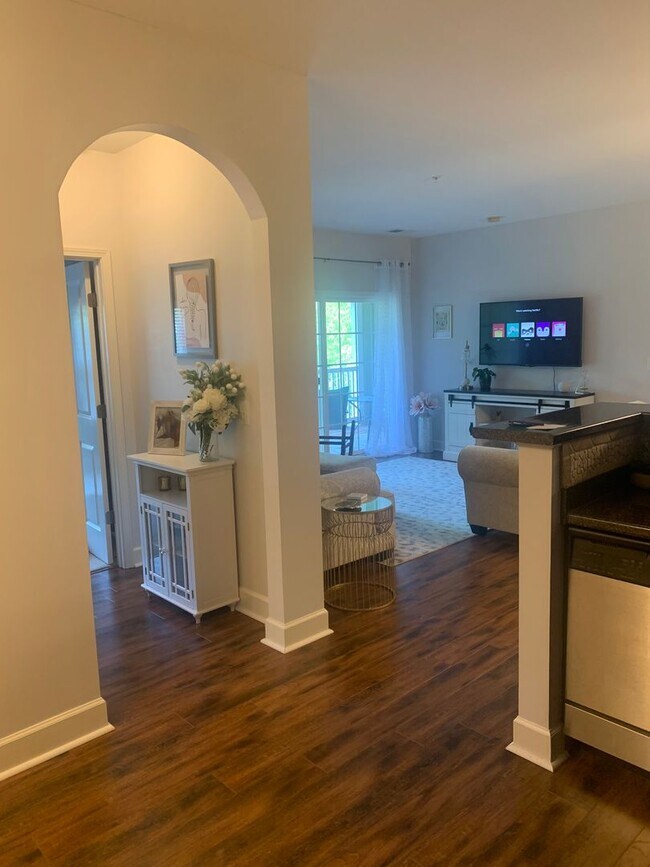 Foto del edificio - Brighton Village Condo – Prime Location Be...