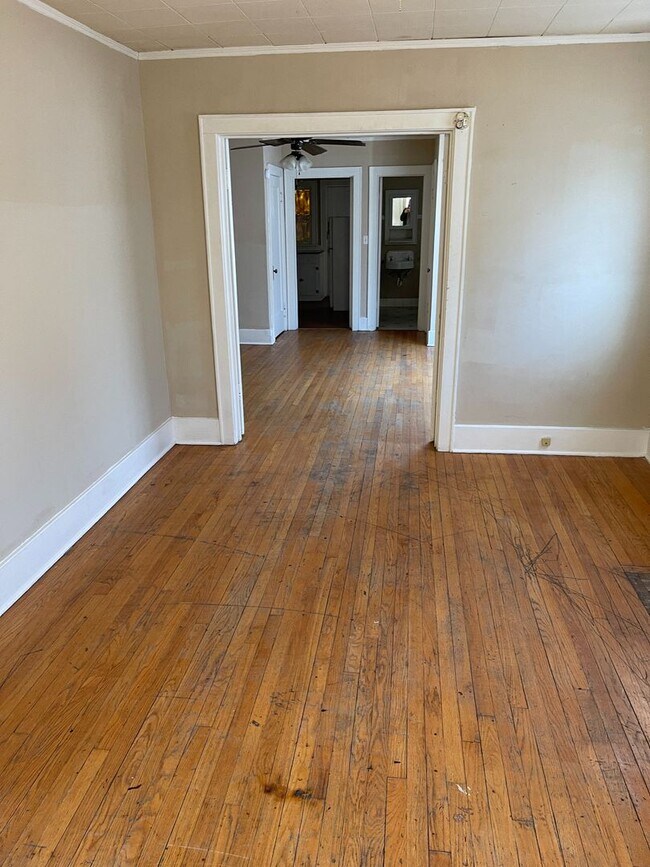 Building Photo - Large 1 Bed 1 Bath Apartment