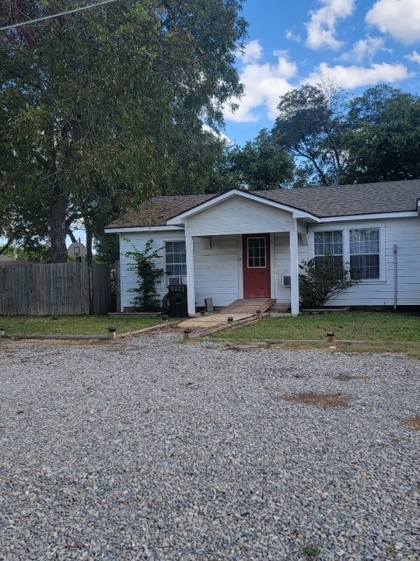 Primary Photo - 106 N Henderson Ave