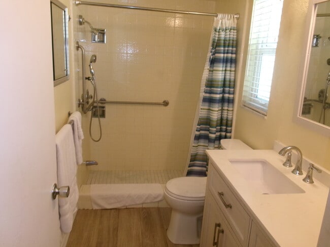 Building Photo - 1870 Mid Ocean Cir