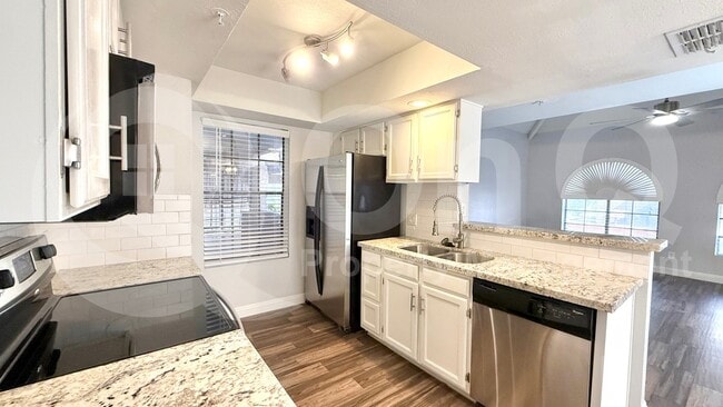 Foto del edificio - 1211 N Miller Rd