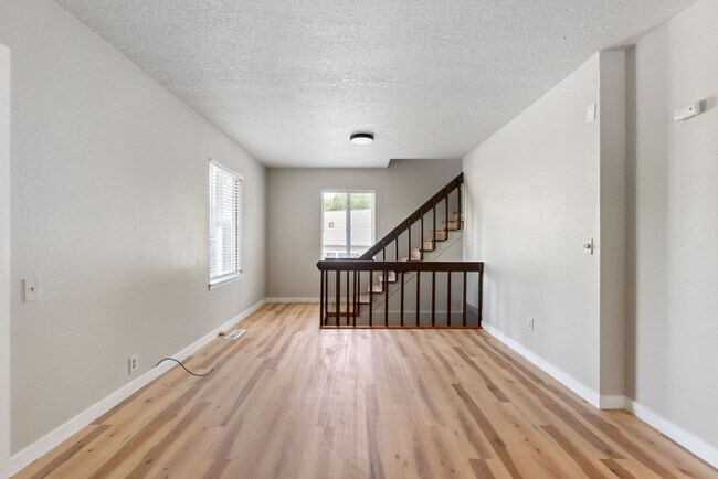 Building Photo - 3 BR Home near Springwater Trail and Powel...