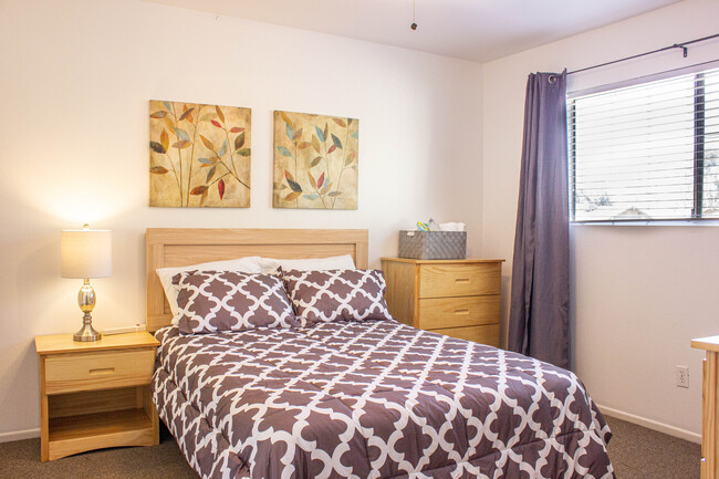 Bedroom 2 w/ TV & Desk - 4225 Parkwood Ct