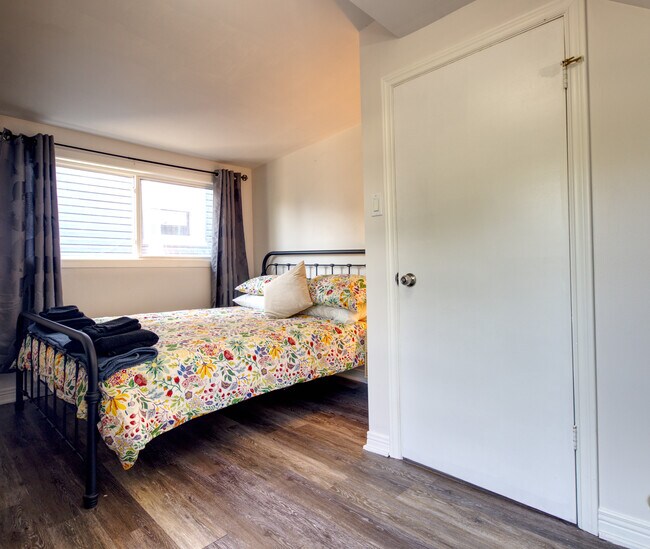 Chambre à l'étage avec lit queen-size 1 - 651 King St W