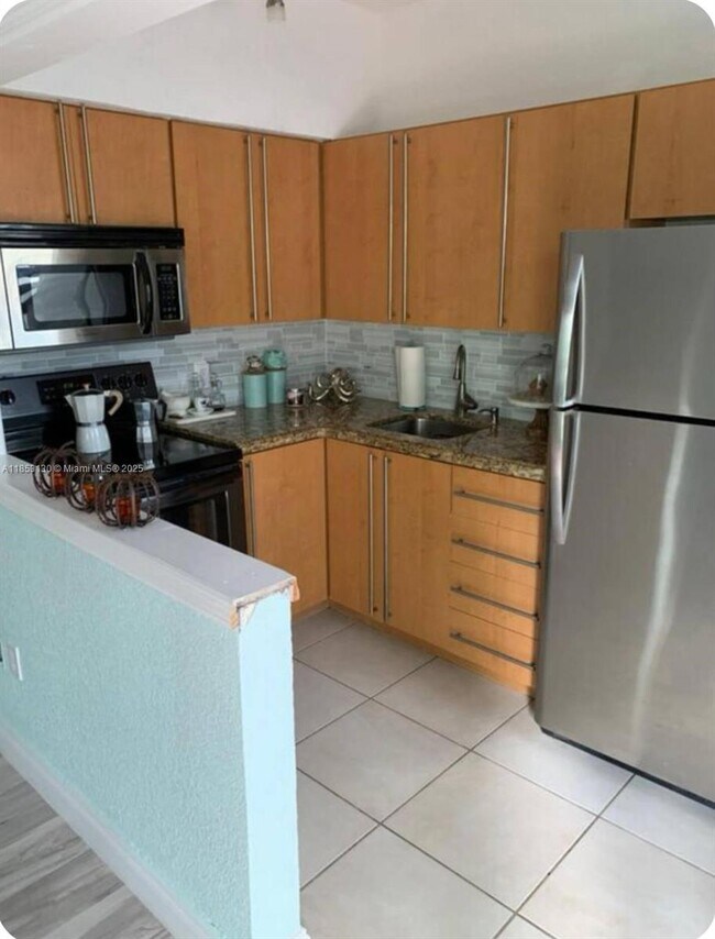 Foto del edificio - 8401 Crespi Blvd