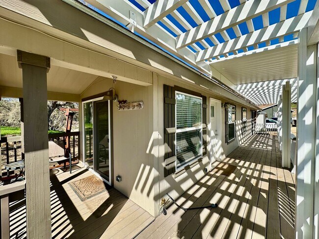 Building Photo - Country 2 Bedroom Available 5/3/2025