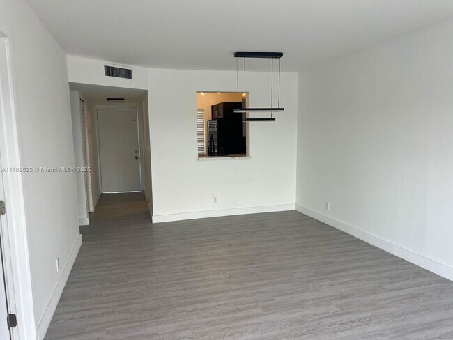 Foto del edificio - 8560 N Sherman Cir