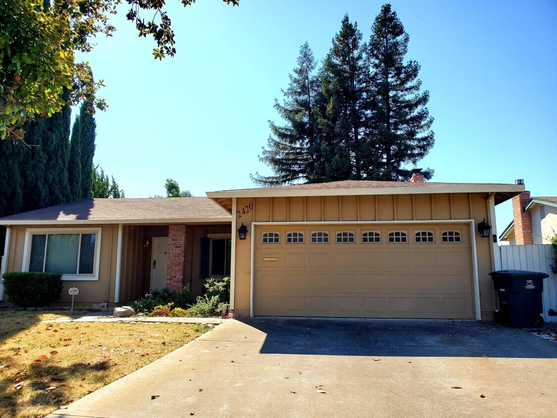 Primary Photo - 2420 Clover St