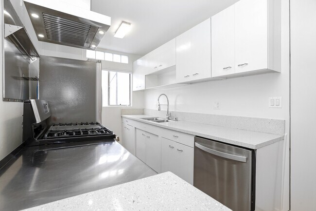 Kitchen - 951 N Curson Ave