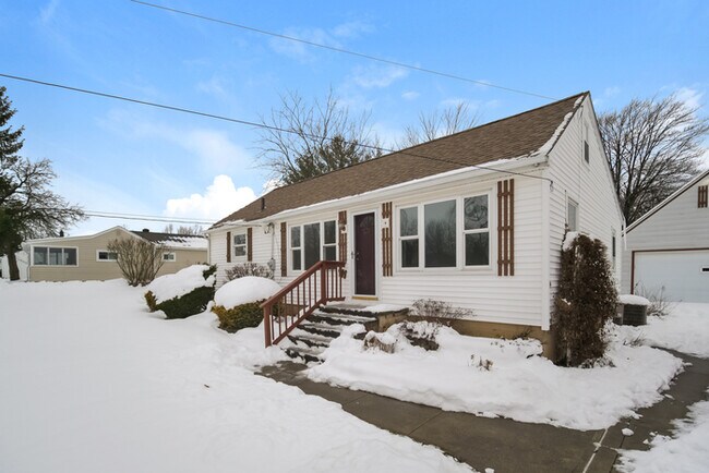 Foto del edificio - Inviting 3-Bedroom Bedford Home with Spacious Interiors