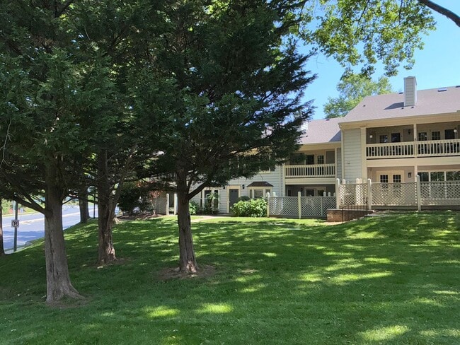 Building Photo - Very well maintained 2-bedroom 2-bath cond...