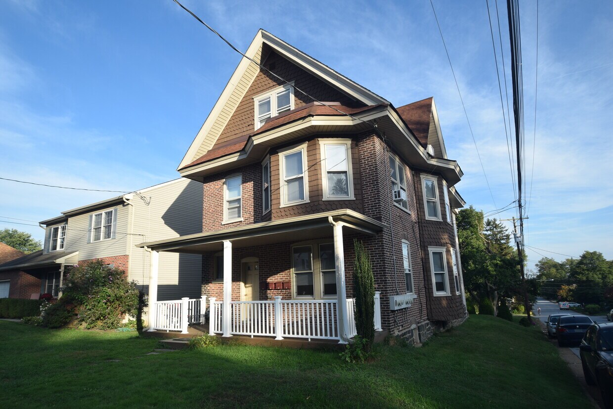 Front view of building - 900 Grandview Ave