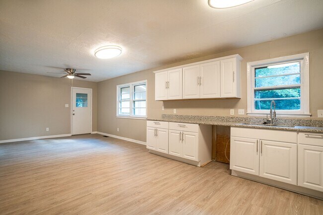 Building Photo - Your New Home Awaits.. $1595 2024 Early Bi...