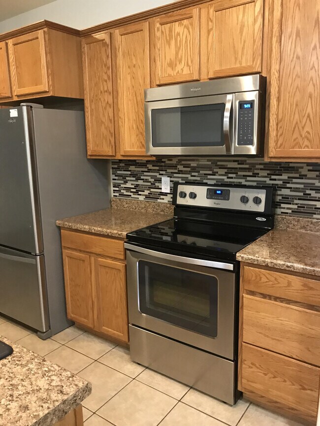 Building Photo - 20832 NE Sierra Dr
