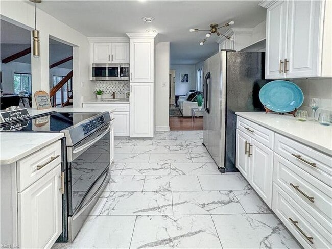 Foto del edificio - WATERFRONT 5 BEDROOM/4 BATH IN VIRGINIA BEACH! READY FOR RENT!!