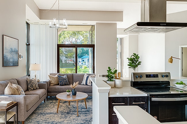 Sala de estar y cocina de Riverfront Towers - Riverfront Towers