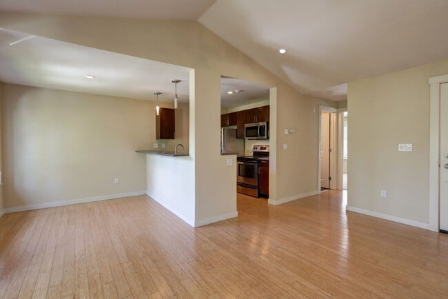 Building Photo - Beautiful Top Floor 1BR 1BA Condo in The B...